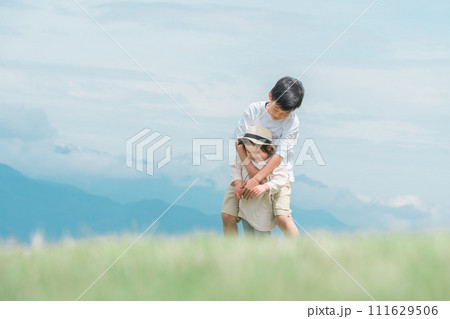 高原・芝生・公園で遊ぶ子供・兄妹（ピクニック・キャンプ・アウトドア） 111629506