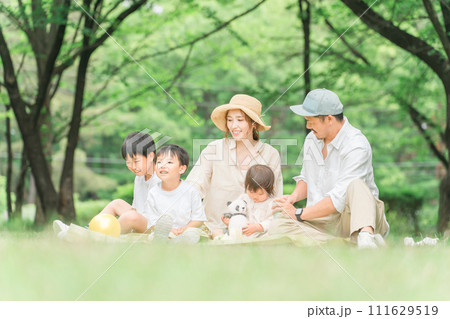 夏休みにレジャー・ピクニックをする家族・ファミリー・親子 111629519