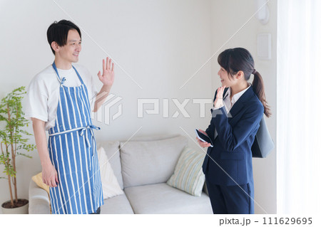 専業主夫の夫とキャリアウーマンの妻 111629695