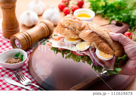 具材たっぷりのバゲットサンド 111629878