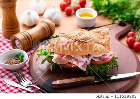 具材たっぷりのバゲットサンド 111629885
