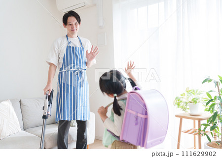 子供を見送る専業主夫のパパ 111629902