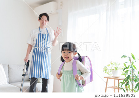 子供を見送る専業主夫のパパ 子供を見送る専業主夫のパパ 111629905
