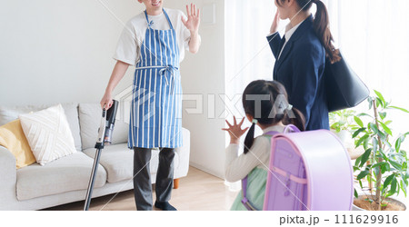働く妻と子供を見送る専業主夫のパパ 働く妻と子供を見送る専業主夫のパパ 111629916