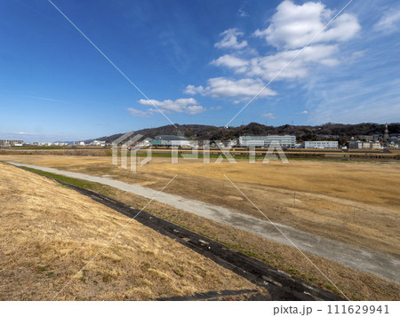大和川沿いに広がる柏原市の街並み 111629941