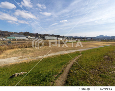大和川沿いに広がる柏原市の街並み 111629943