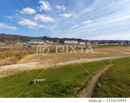 大和川沿いに広がる柏原市の街並み 111629945