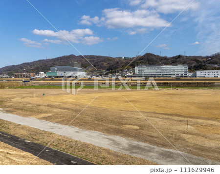 大和川沿いに広がる柏原市の街並み 111629946