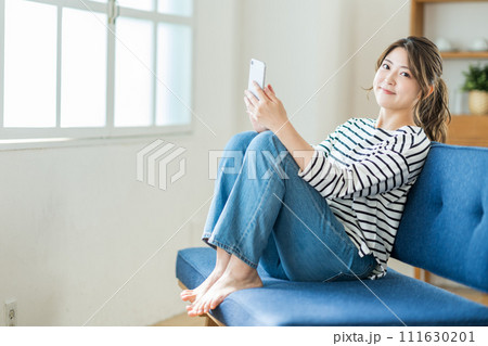 スマホを操作する若い女性。 スマホを操作する若い女性。 111630201