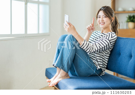 スマホを操作する若い女性。 スマホを操作する若い女性。 111630203