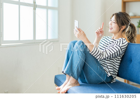 スマホを操作する若い女性。 スマホを操作する若い女性。 111630205