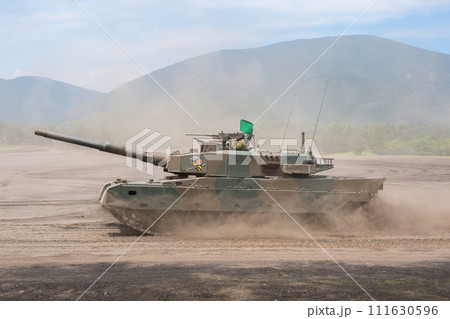 爆走する陸上自衛隊90式戦車 111630596