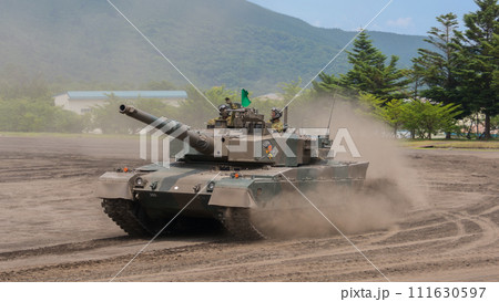 爆走する陸上自衛隊90式戦車 111630597