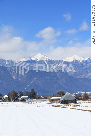 雪景色の安曇野と北アルプス 雪景色の安曇野と北アルプス 111630975