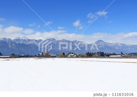 雪景色の安曇野と北アルプス 111631016