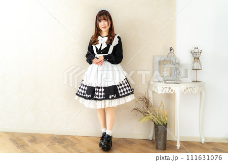 メイド服の日本人女性 111631076