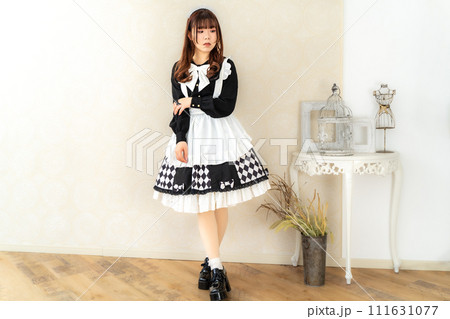 メイド服の日本人女性 111631077