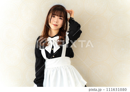 メイド服の日本人女性 111631080
