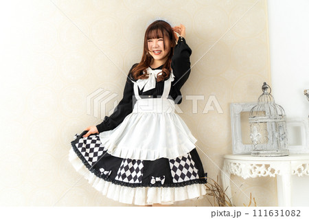メイド服の日本人女性 111631082