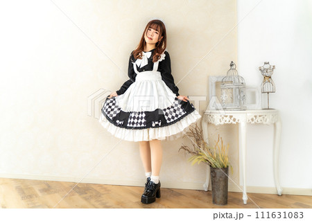 メイド服の日本人女性 111631083
