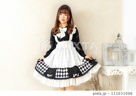 メイド服の日本人女性 111631086