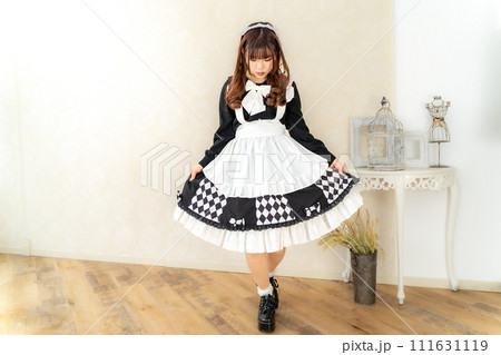 メイド服の日本人女性 メイド服の日本人女性 111631119