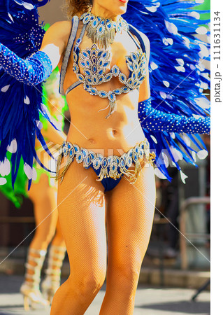 街中の通りでサンバを踊るブラジルの人たちの衣装 111631134