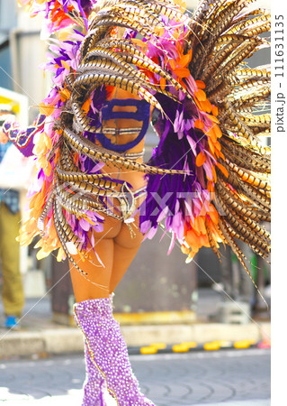 街中の通りでサンバを踊るブラジルの人たちの衣装の写真素材 [111631135] - PIXTA