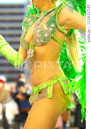 街中の通りでサンバを踊るブラジルの人たちの衣装 街中の通りでサンバを踊るブラジルの人たちの衣装 111631145