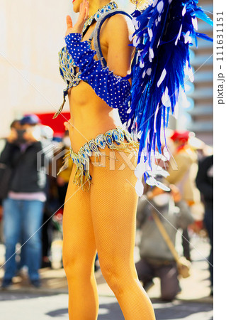 街中の通りでサンバを踊るブラジルの人たちの衣装 111631151