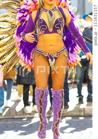 街中の通りでサンバを踊るブラジルの人たちの衣装の写真素材 [111631157] - PIXTA