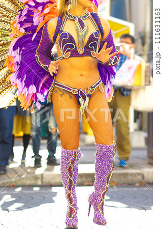 街中の通りでサンバを踊るブラジルの人たちの衣装 街中の通りでサンバを踊るブラジルの人たちの衣装 111631163