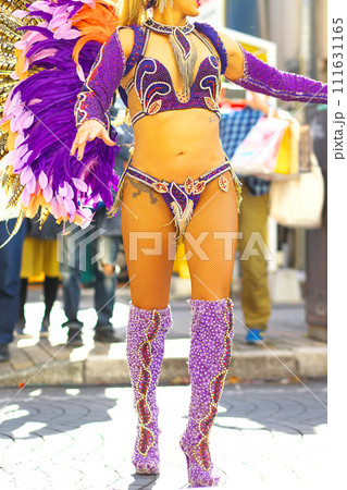 街中の通りでサンバを踊るブラジルの人たちの衣装 111631165
