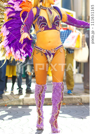 街中の通りでサンバを踊るブラジルの人たちの衣装 街中の通りでサンバを踊るブラジルの人たちの衣装 111631165