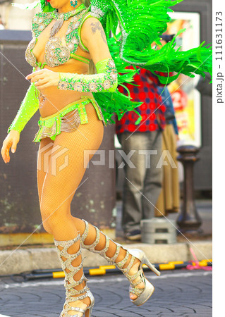街中の通りでサンバを踊るブラジルの人たちの衣装 111631173