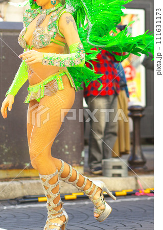 街中の通りでサンバを踊るブラジルの人たちの衣装 街中の通りでサンバを踊るブラジルの人たちの衣装 111631173