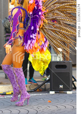街中の通りでサンバを踊るブラジルの人たちの衣装 111631174