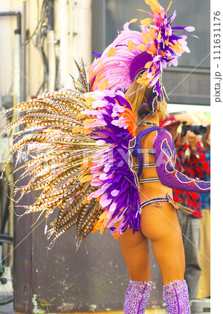 街中の通りでサンバを踊るブラジルの人たちの衣装 街中の通りでサンバを踊るブラジルの人たちの衣装 111631176