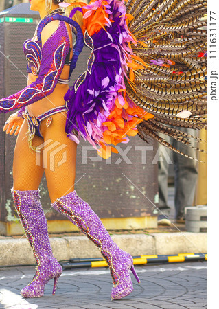 街中の通りでサンバを踊るブラジルの人たちの衣装 街中の通りでサンバを踊るブラジルの人たちの衣装 111631177
