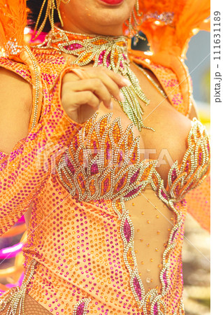 街中の通りでサンバを踊るブラジルの人たちの衣装 街中の通りでサンバを踊るブラジルの人たちの衣装 111631189