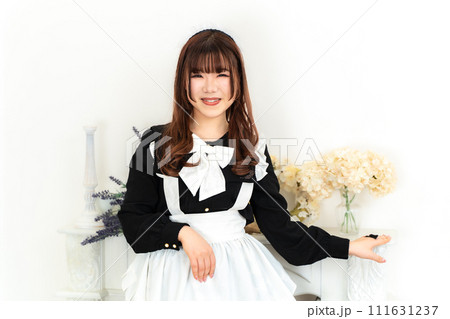 メイド服の日本人女性 メイド服の日本人女性 111631237