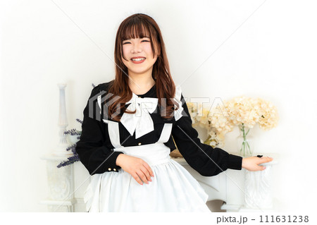 メイド服の日本人女性 メイド服の日本人女性 111631238