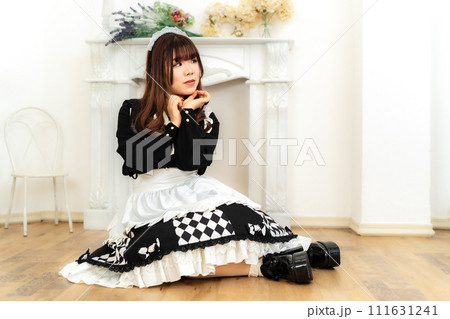 メイド服の日本人女性 111631241