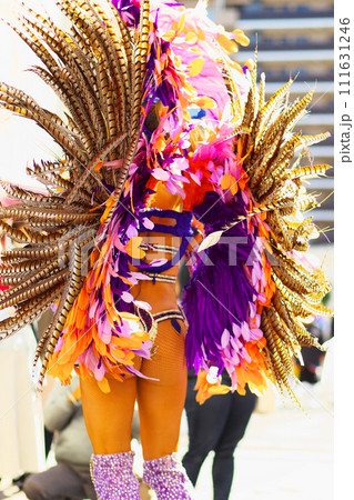 街中の通りでサンバを踊るブラジルの人たちの衣装の写真素材 [111631246] - PIXTA