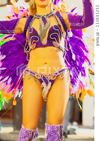 街中の通りでサンバを踊るブラジルの人たちの衣装 111631251