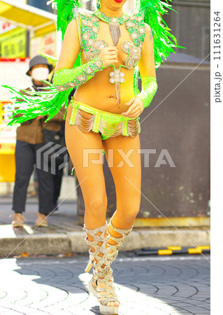 街中の通りでサンバを踊るブラジルの人たちの衣装 街中の通りでサンバを踊るブラジルの人たちの衣装 111631264