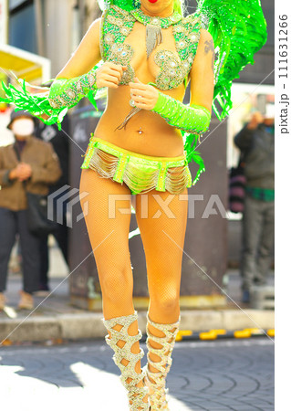 街中の通りでサンバを踊るブラジルの人たちの衣装 111631266