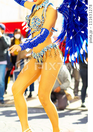 街中の通りでサンバを踊るブラジルの人たちの衣装 111631278