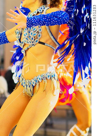 街中の通りでサンバを踊るブラジルの人たちの衣装 111631283