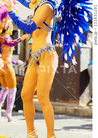 街中の通りでサンバを踊るブラジルの人たちの衣装 111631291